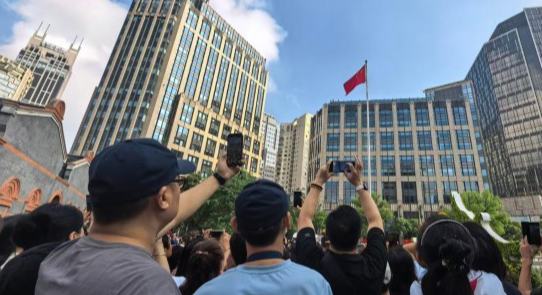 特写：在党的诞生地看升旗