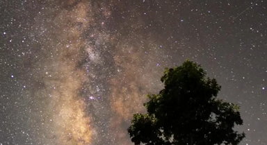延时摄影看云南景东上空星河璀璨